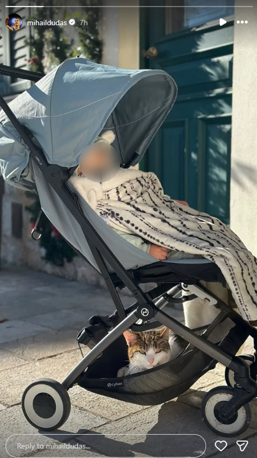 Mali Luka spava u kolicima