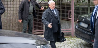 Stawiają słupki przed domem Kaczyńskiego. Mieszkańcy Żoliborza są zaskoczeni. Wiemy, dlaczego tam się pojawiły 