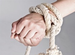 Więzili i gwałcili matkę z córką