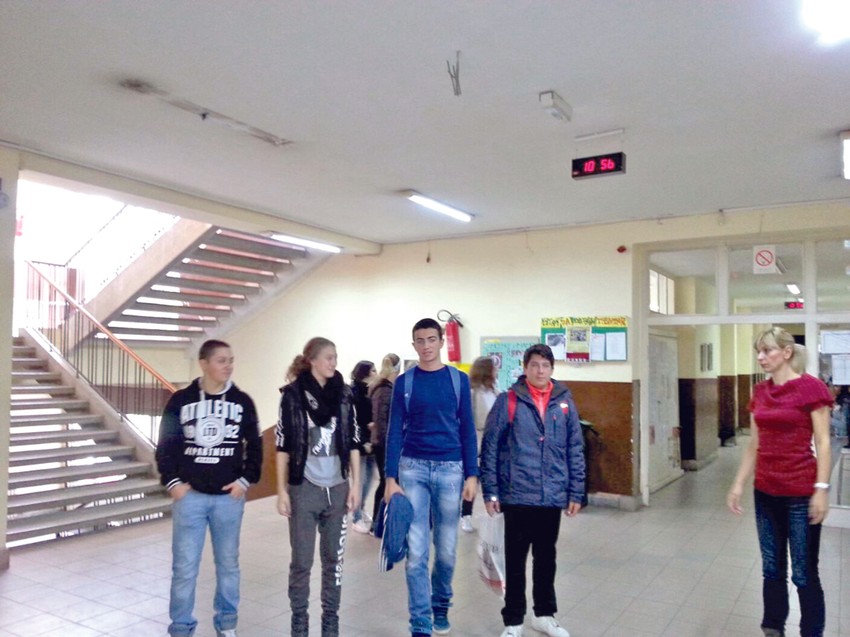 Da budući zdravstveni radnici budu prikladno odeveni: Iz Medicinske škole