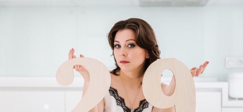 To najszczęśliwszy numer mieszkania! Zwiastuje sukces, bogactwo i finansową pomyślność. Oto numerologiczny przewodnik po wibracjach mieszkań