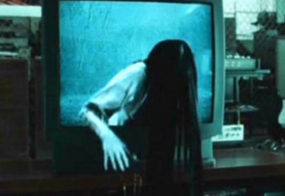 Девушка вылезает из телевизора. Призрак вылезает из телевизора. Девка из звонка смешная.