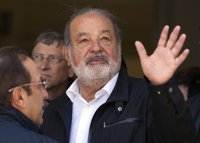 1. Carlos Slim; 

Narodowość: meksykańska; 
Majątek wyceniany na: 75,1 mld USD; 
Stracił od początku 2013 r.: 139,7 mln USD; 

Najbogatszym człowiekiem na świecie jest Meksykanin Carlom Slim z majątkiem o zawrotnej wartości ponad 75 mld USD. Jest właścicielem największego operatora sieci komórkowej w obu Amerykach – America Mobil. Poza tym ma firmy działające w bankowości (Inbursa) i górnictwie (Minera Frisco), a także firmy Philip Morris, New York Times, Saks i Caixabank. Slim nie posiada komputera, za to uwielbia BlackBerry. Z uwagą śledzi mecze baseballowe i kibicuje New York Yankees. Swój majątek zawdzięcza udanym inwestycjom w czasie meksykańskiej recesji we wczesnych latach 80-tych.

Na zdjęciu: Carlos Slim