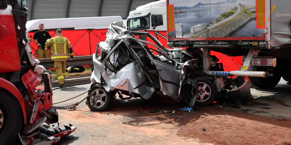 Horror na S8. Auto zgniecione przez TIR-y