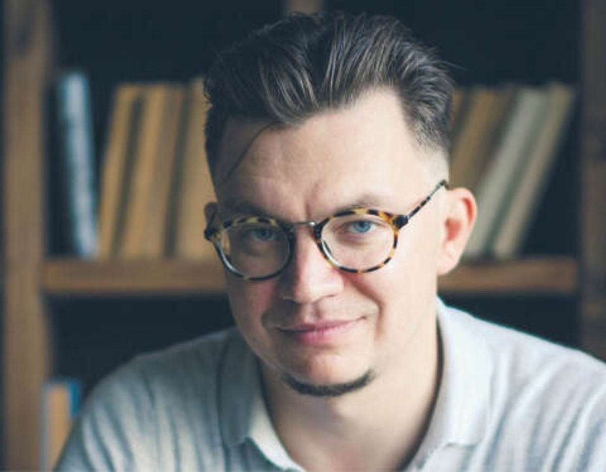 Ilja Jabłokow pracuje na Wydziale Dziennikarstwa i Mediów Cyfrowych University of Sheffield. Specjalizuje się w badaniu dezinformacji, teoriach spiskowych i cenzurze