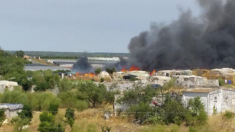 Ogień pojawił się w okolicach Moguer w prowincji Huelva w sobotę wieczorem. Pożar jest traktowany przez służby ratunkowe jako maksymalne zagrożenie.