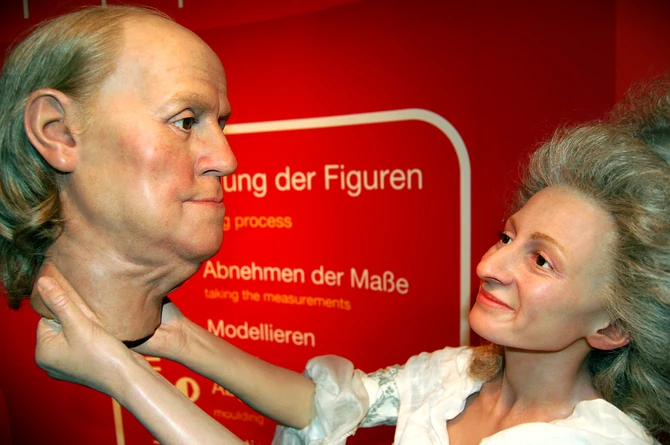 Voštana figura Madam Tiso sa maskom Bendžamina Frenklina