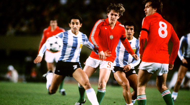 Törőcsik András és az argentin Osvaldo Ardilles küzd a labdáért az 1978-as világbajnokságon / Fotó: Getty Images