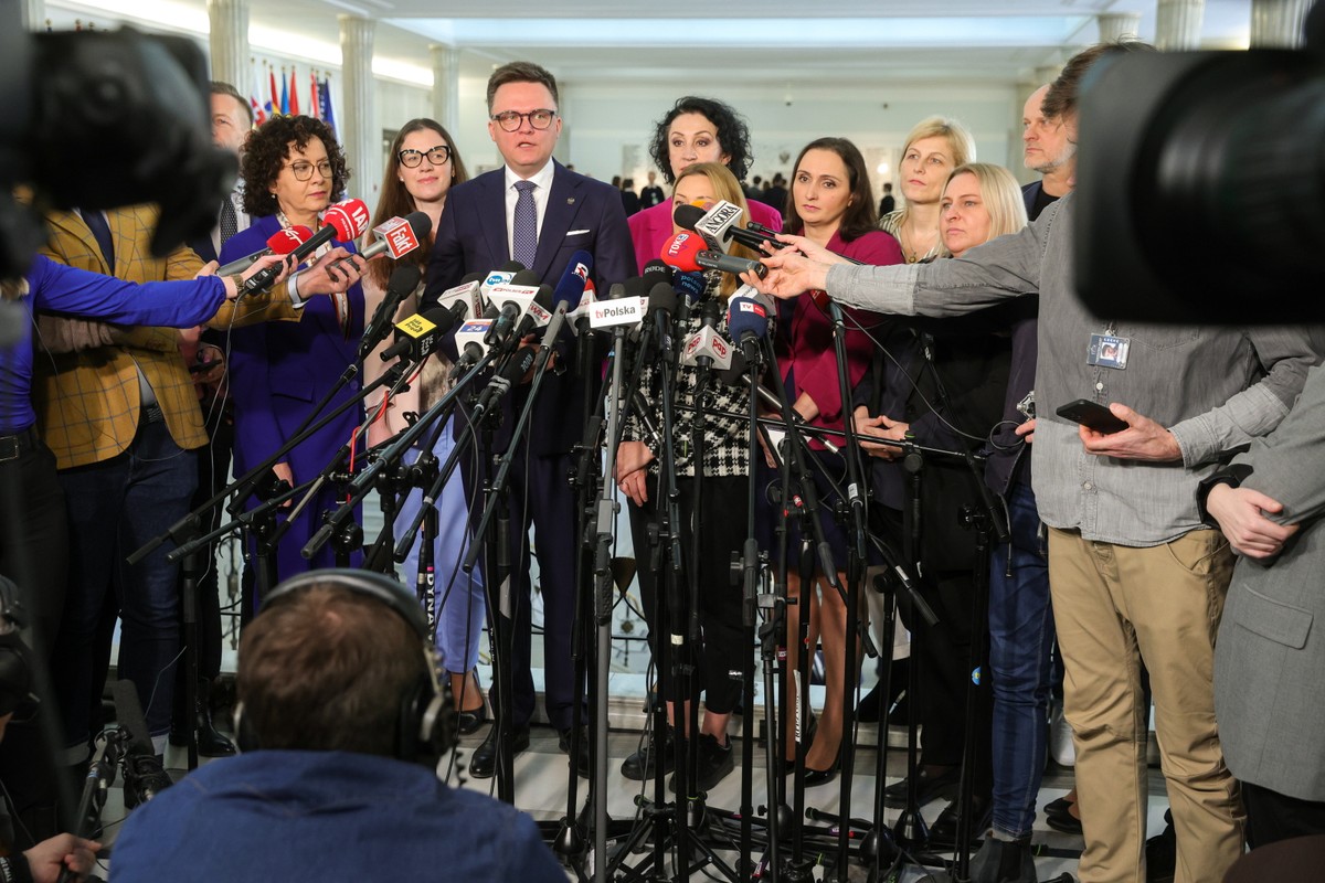 Marszałek Sejmu Szymon Hołownia przemawia na konferencji prasowej w Sejmie w Warszawie, Spotkanie dot. m.in. ustawy dot. aborcji