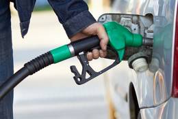 Niższy VAT na paliwa jednak dłużej niż do końca lipca 2022 r. Do kiedy będziemy tankowali "taniej"?
