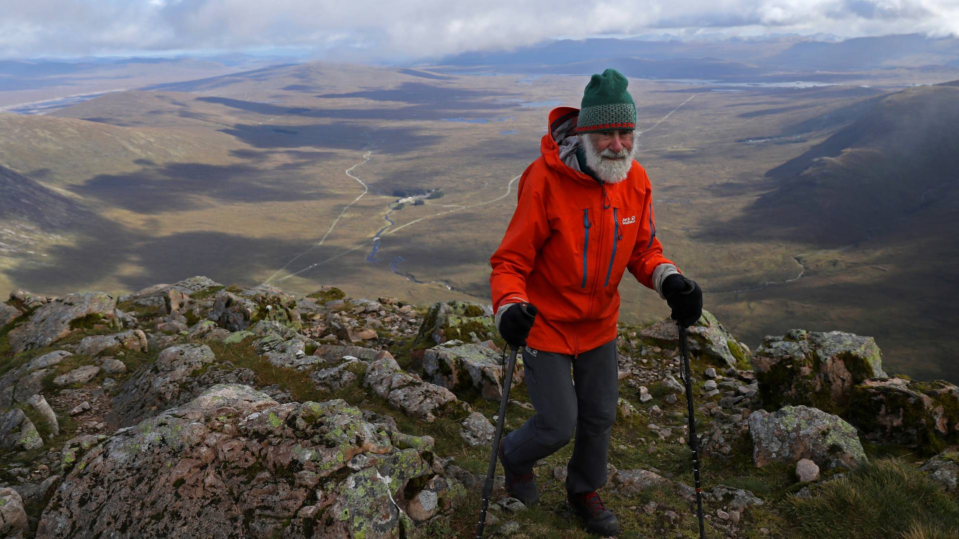Pomocou turistiky pomáha sebe aj ostatným: 81-ročný muž zdoláva škótske hory po manželkinej diagnóze