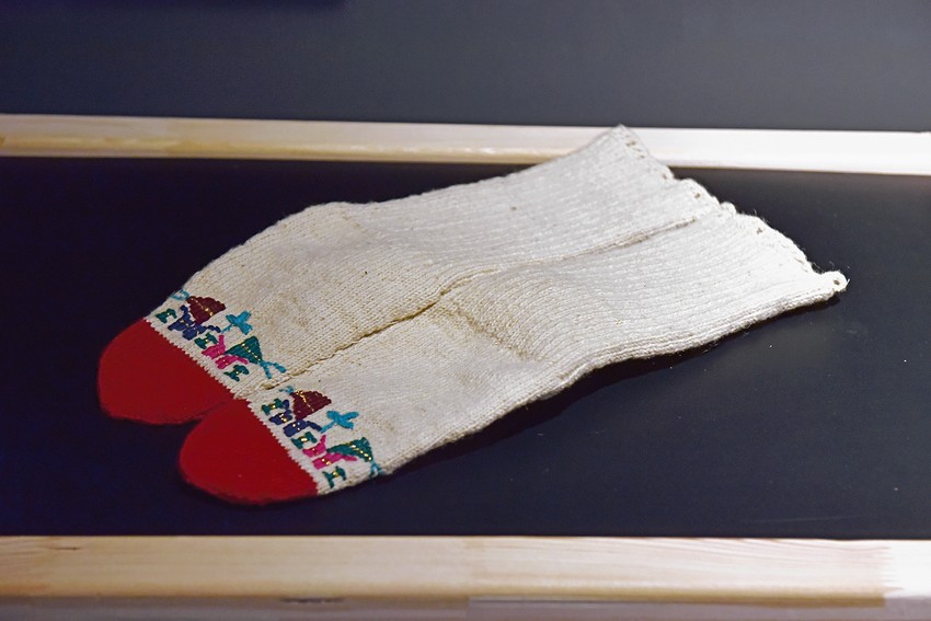 Vunene čarape sa zlatnom srmom, poklon u znak zahvalnosti doktoru