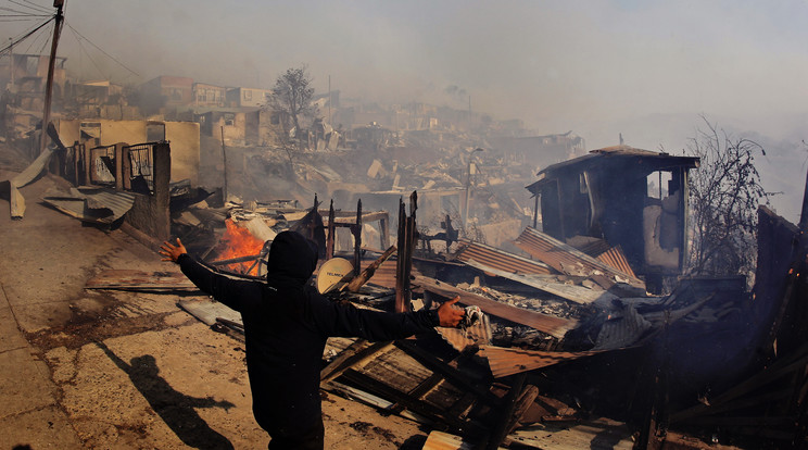 Tűzvész pusztít Chilében / Fotó: AFP