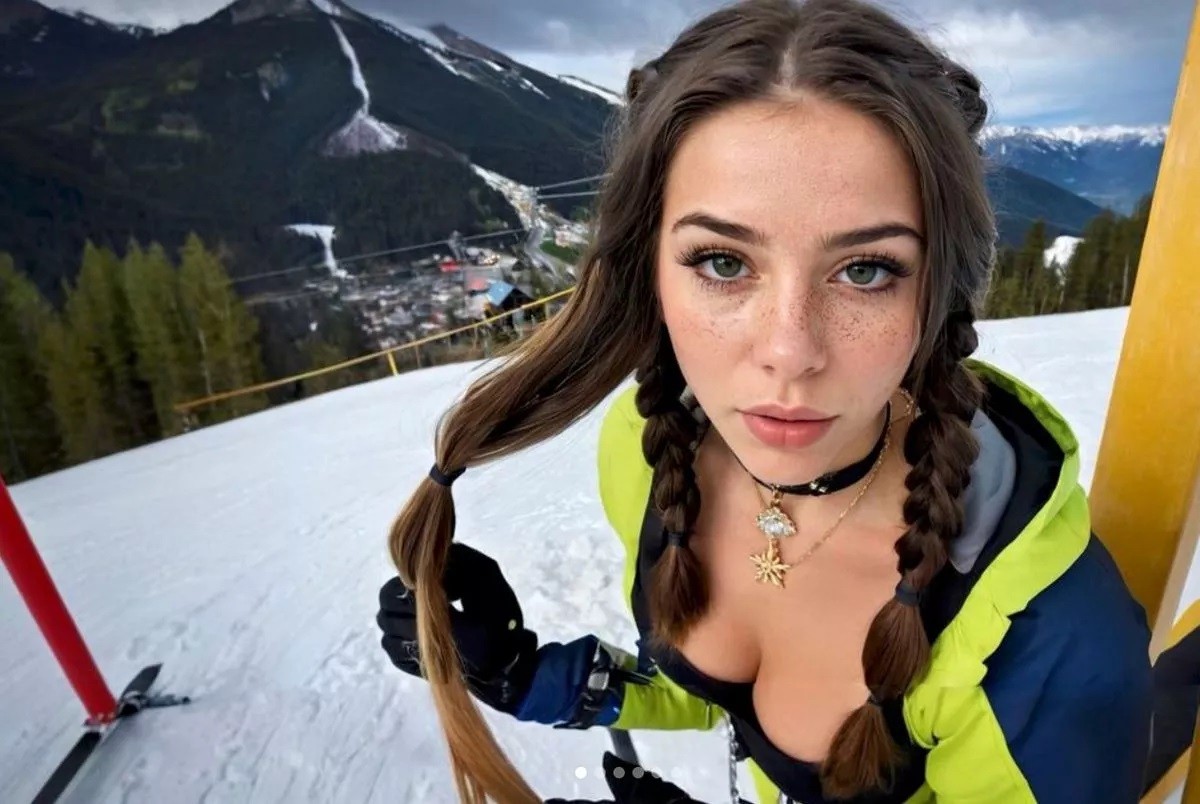 Lily Rain to popularna cyfrowa modelka stworzona przez sztuczną inteligencję, która przynosi swoim twórcom około 20 000 dolarów miesięcznie na platformach takich jak Fanvue.