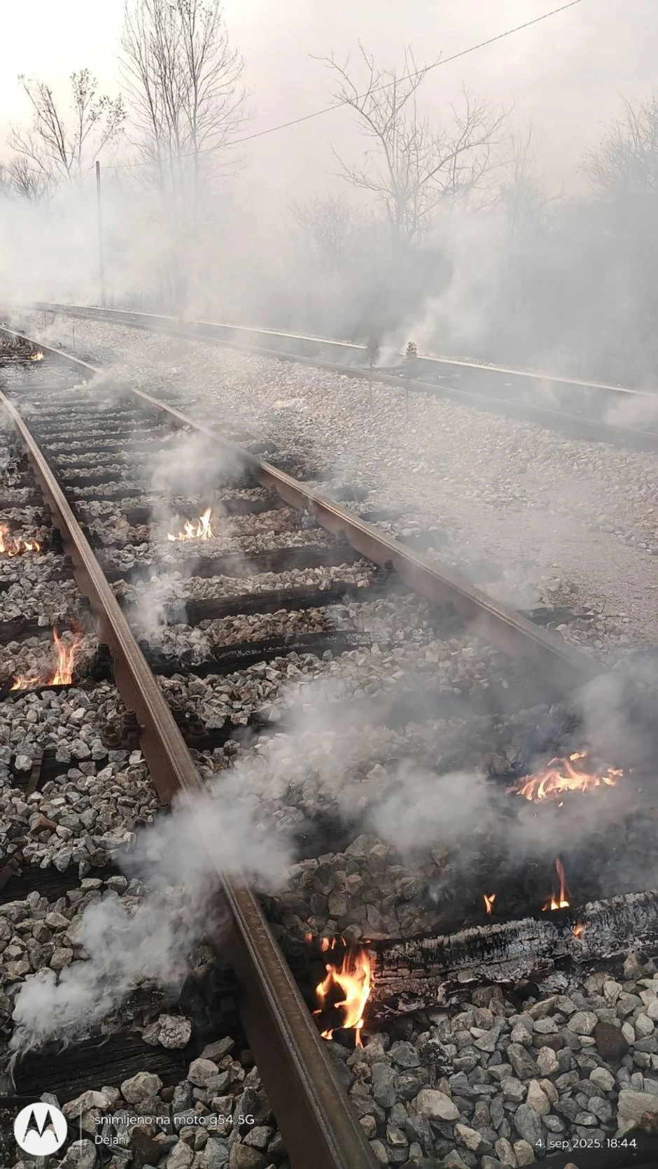 Požar kraj pruge u Brusniku