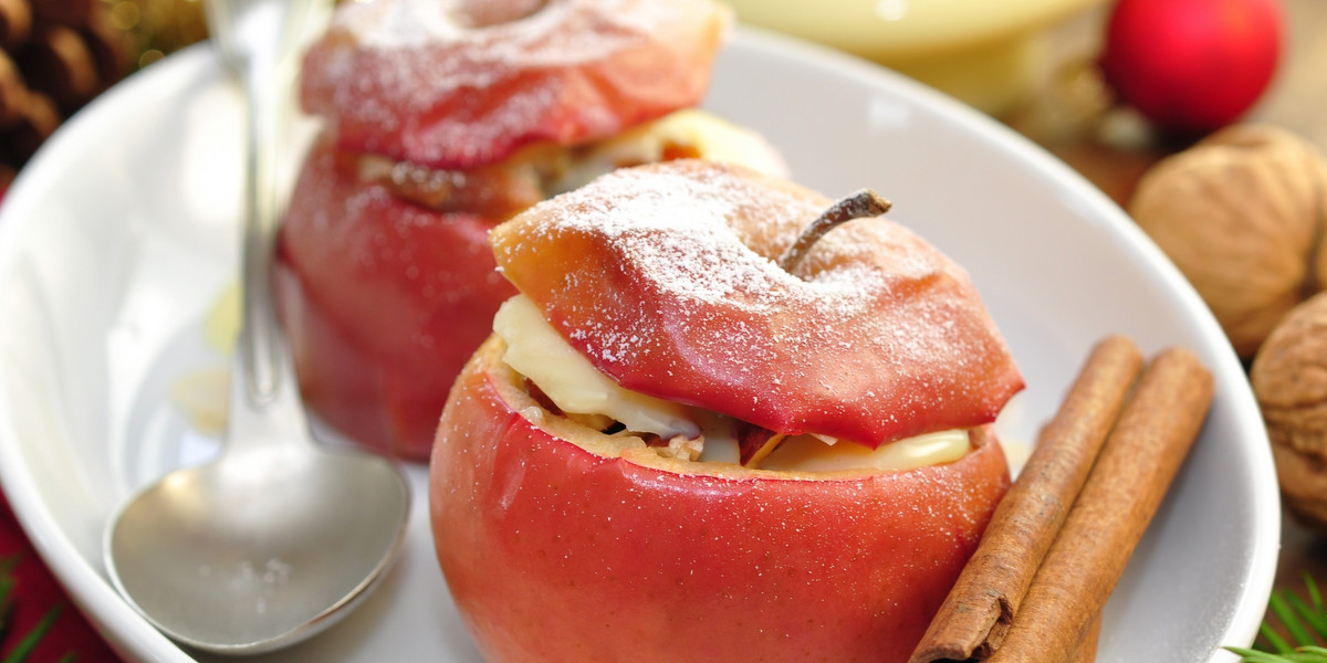 Pieczone jabłka nadziewane serem to pyszna jesienna przekąska.