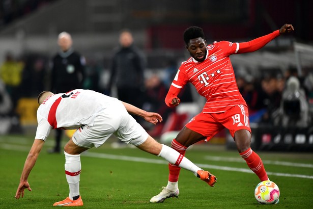 epa10503261 Stuttgart's Waldemar Anton (L) in action against Munich's Alphonso Davies (R) during the German Bundesliga soccer match between VfB Stuttgart and FC Bayern Munich in Stuttgart, Germany, 04 March 2023. EPA/ANNA SZILAGYI Dostawca: PAP/EPA.