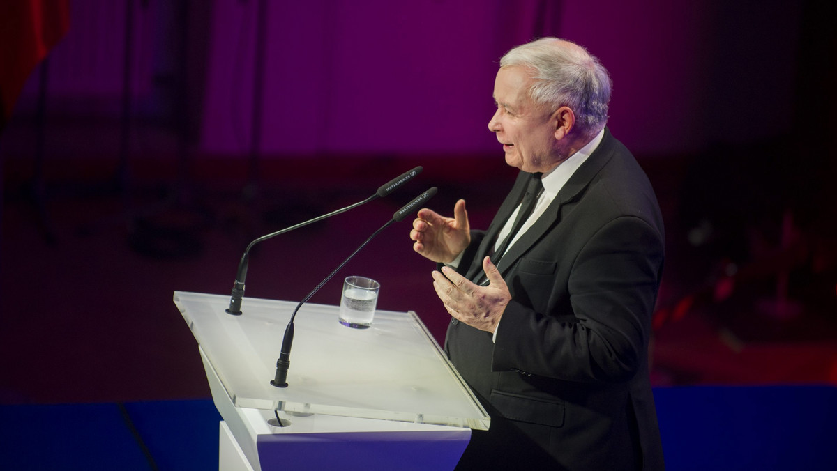 Jarosław Kaczyński, który de facto przejął władzę w Polsce, sądzi, iż może osłabić Trybunał Konstytucyjny i jednocześnie uniknąć sankcji Unii Europejskiej. Co więcej, na razie sytuacja międzynarodowa sprzyja temu konserwatywnemu nacjonaliście. Amerykański prezydent Barack Obama przyłączył się przedstawicieli Unii Europejskiej w krytyce stanu rządów prawa w Polsce. Jego następca, Donald Trump, może patrzyć na Kaczyńskiego bardziej pobłażliwym okiem – w końcu obaj walczą z tzw. "establishmentem" - pisze Paul Taylor dla Politico.