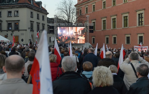 Kardynał Nycz: Spójrzmy z dystansu na tragedię. Tłum: Chcemy prawdy o Smoleńsku