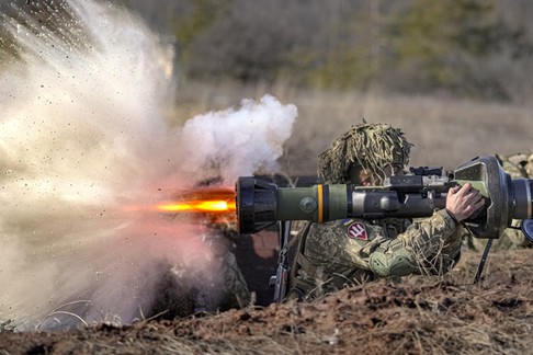 Ukraiński żołnierz strzela z broni przeciwpancernej NLAW podczas ćwiczeń w ramach operacji połączonych sił, obwód doniecki, 15 lutego 2022 r.