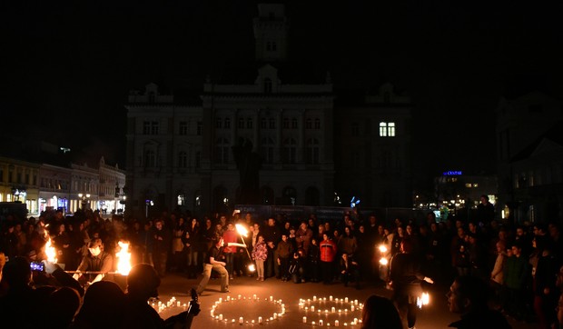 Novi Sad sat za planetu performans ispred gradske kuce foto nenad mihajlovic