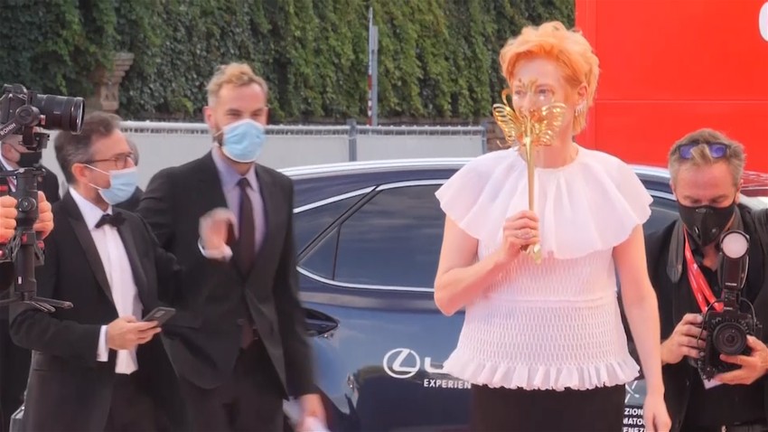 Glumica Tilda Svinton drži karnevalsku masku dok pozira fotografima po dolasku na ceremoniju otvaranja 77. izdanja Venecijanskog filmskog festivala