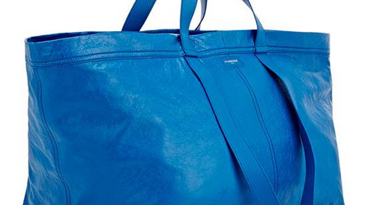 Najpopularniejsza torba na zakupy to niebieska frakta od szwedzkiej sieciówki IKEA. Nic dziwnego, jest niezniszczalna i pomieści naprawdę wiele rzeczy. Francuski dom mody Balenciaga najwyraźniej postanowił zainspirować się kultowym projektem IKEA i stworzył bardzo podobną torbę, za którą trzeba zapłacić majątek!