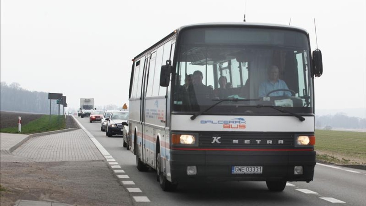 Było o krok od tragedii! Rozpędzony pociąg Szybkiej Kolei Miejskiej o mały włos nie wjechał w autobus pełen dzieci. Przez bezmyślność kierowcy pojazd został uwięziony między szlabanami przejazdu kolejowego w Mostach (woj. pomorskie). - Dotarło do mnie, co się dzieje i cały świat stanął mi przed oczami - wspomina koszmarne chwile jedna z pasażerek. Tragedii zapobiegł dzielny policjant z Lęborka. Uwolnił autokar ze śmiertelnej pułapki na kilka sekund przed przejazdem kolejki.