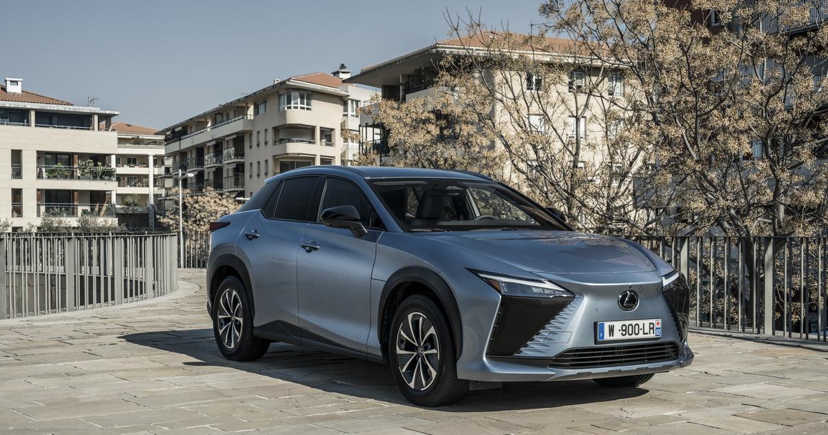  Lexus RZ 300e. Odmiana z napędem na przód i z większym zasięgiem