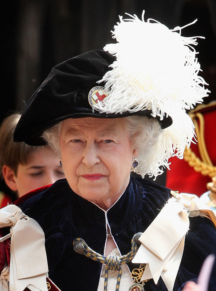 Elżbieta II z szafirowymi kolczykami z zestawu "Dubai Looped Sapphire Demi-Parure"