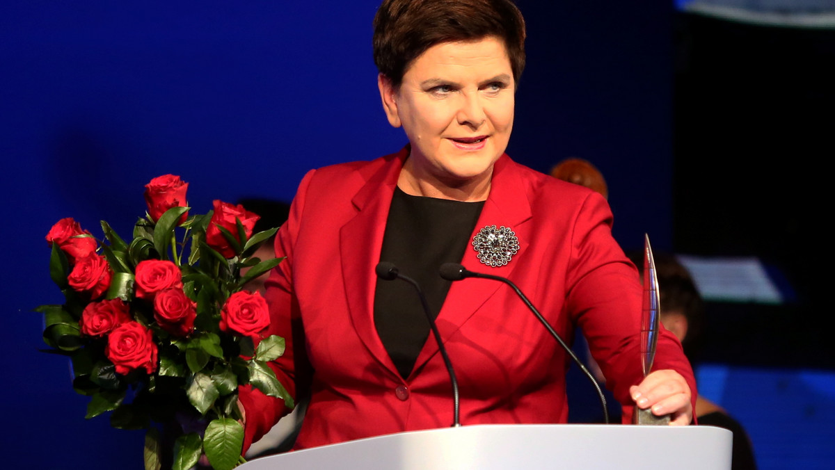 Tylko, kiedy gramy w drużynie, jesteśmy w stanie osiągnąć wielkie rzeczy - podkreśliła premier Beata Szydło po odebraniu nagrody Człowiek Roku 2016 Forum Ekonomicznego w Krynicy. Dziękując za wyróżnienie podziękowała też szefowi PiS Jarosławowi Kaczyńskiemu.