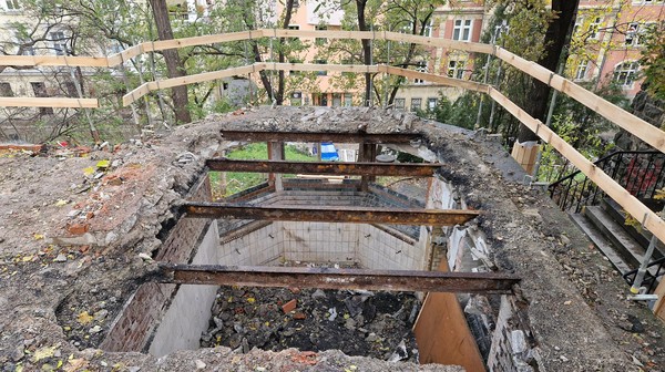 W dachu znaleziono niebezpieczną niespodziankę