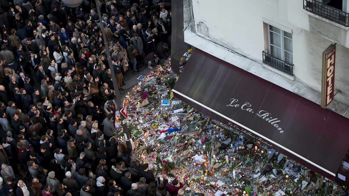 Jak poinformowały dziś źródła bliskie śledztwu, w piątkowe zamachy terrorystyczne w Paryżu zamieszanych było trzech braci, możliwe, że jeden z nich zdołał uciec.