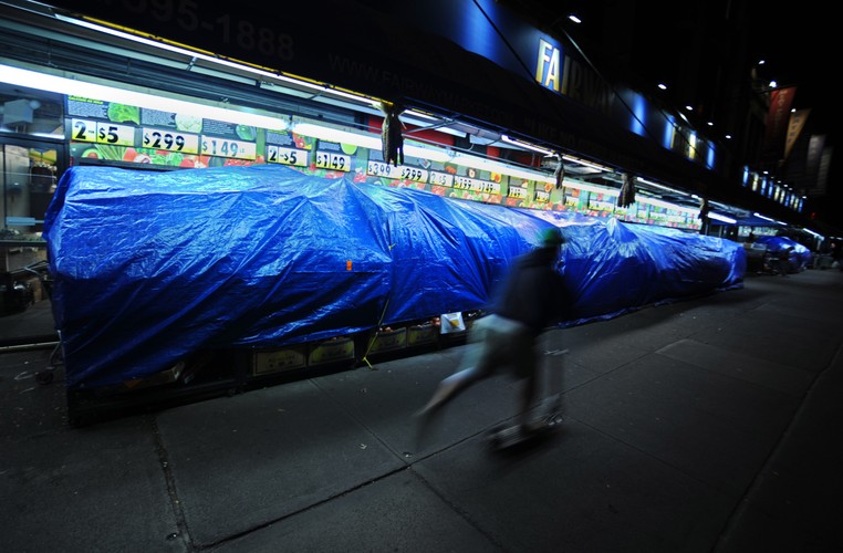 Nowy Jork przygotowuje się na nadejście huraganu Sandy. Na zdj. przykryte stragany na Broadway (2)