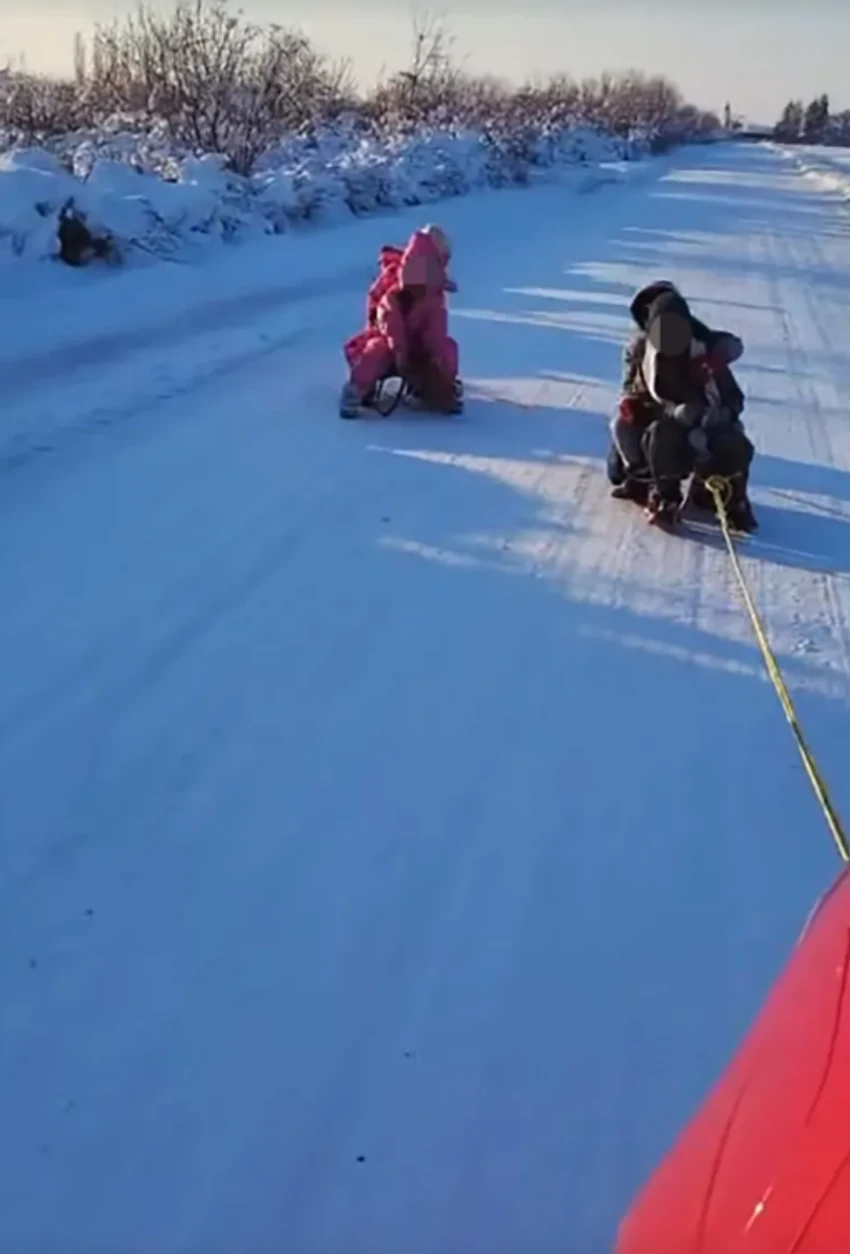 Darko Lazić sa decom na snegu