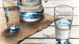 Jak wybrać najlepszą wodę? Woda źródlana, mineralna i kranówka