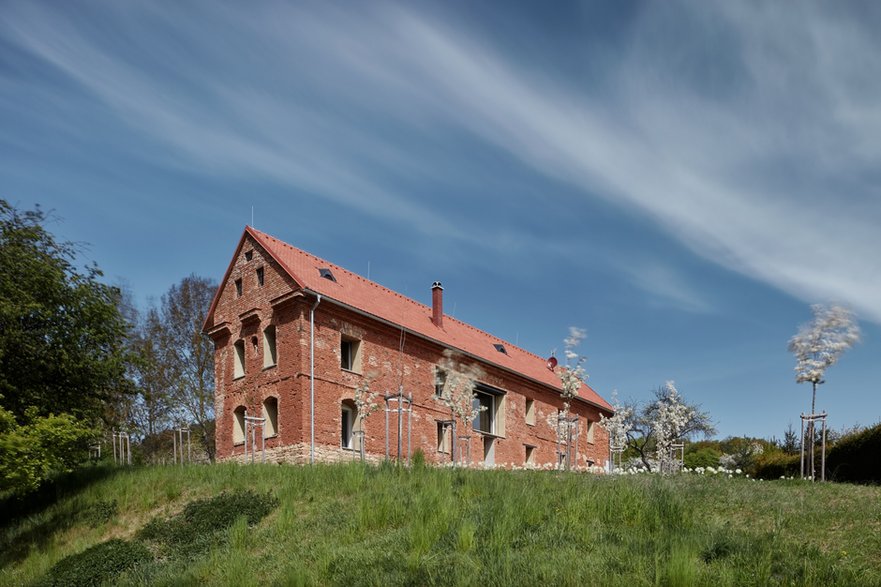 Wiejska chata zmieniona w nowoczesny dom. Tak to robią Czesi