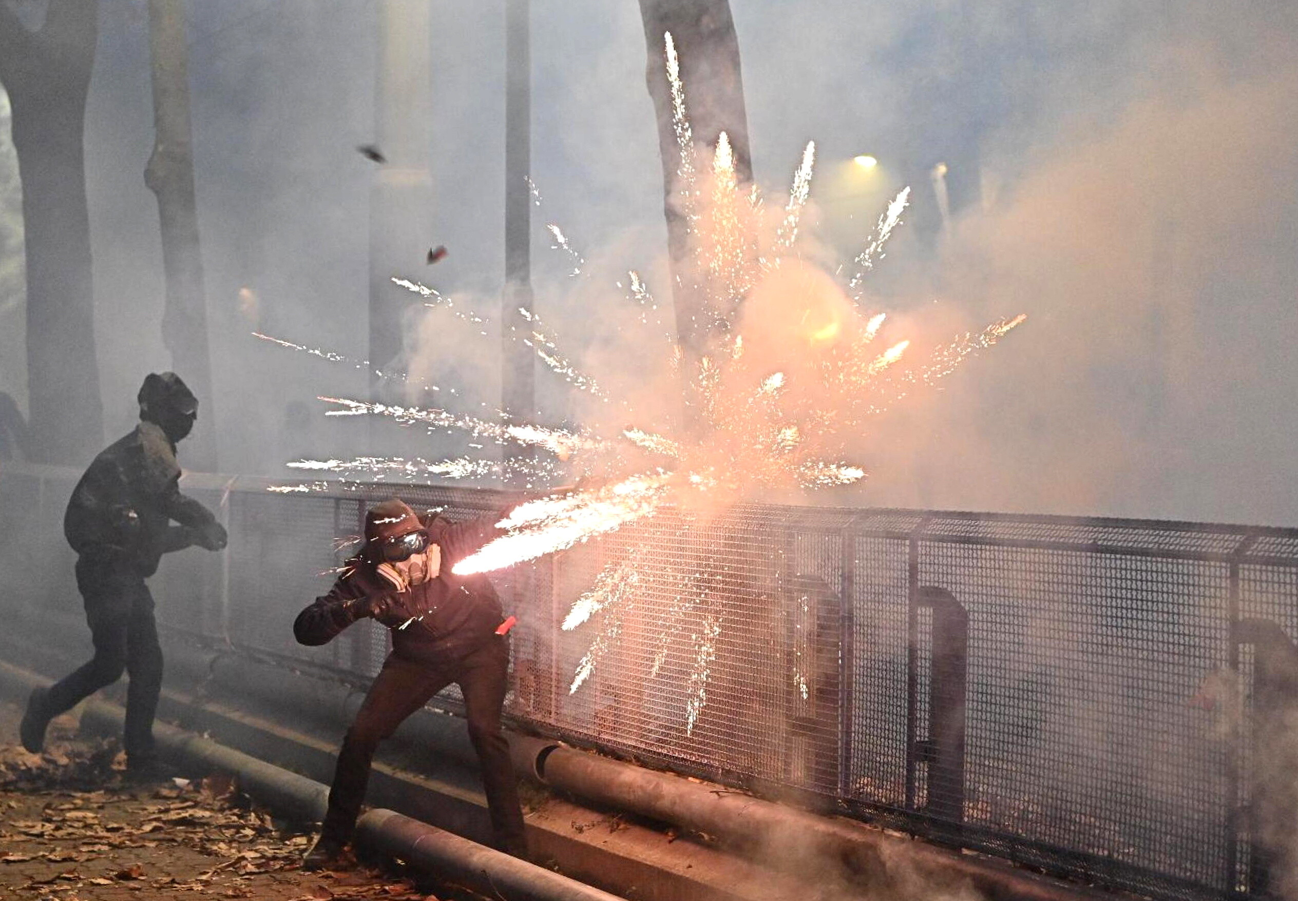 108 rannych funkcjonariuszy w Turynie - napastnicy zaatakowali kamieniami i podpalili auta