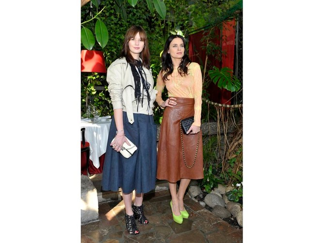 Czy tak ubiera się arbiterka stylu, ktoś, kto rozlicza innych z kiepsko skomponowanych kreacji? Stylizacje Karoliny Malinowskiej często pozostawiają wiele do życzenia. Zbyt luźno, buro i po cygańsku – tak wypadła Malinowska w widocznej na zdjęciu stylizacji. Stylistka dała przykład, jak ukryć urodę i figurę pod źle dobranym strojem. Widoczna obok Joanna Horodyńska pokazała, że potrafi bawić się modą – celownik na interesujący dobór koloru szpilek.