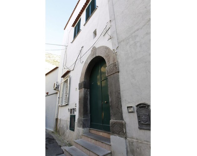 Schettino został umieszczony przez sąd w areszcie domowym; na zdjęciu: dom kapitana Schettino w Meta di Sorrento