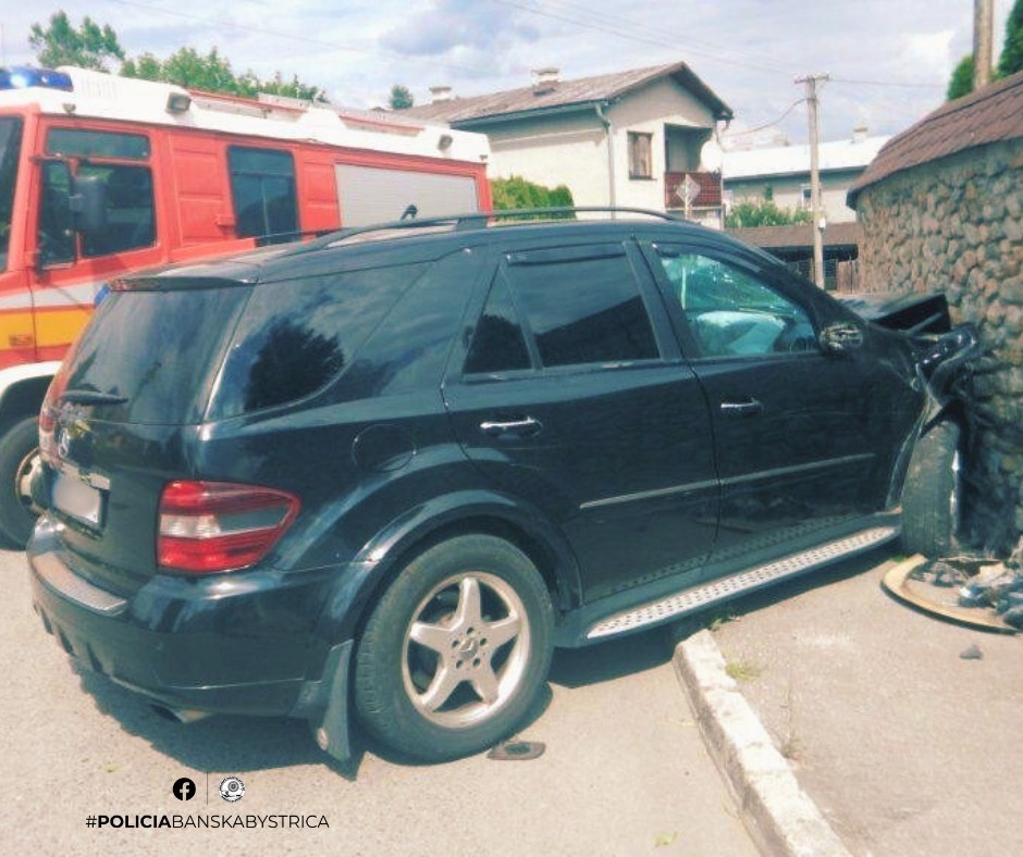 Vodič skončil s autom v plote rodinného domu. 