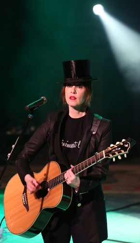 Suzanne Vega podczas koncertu w Stodole