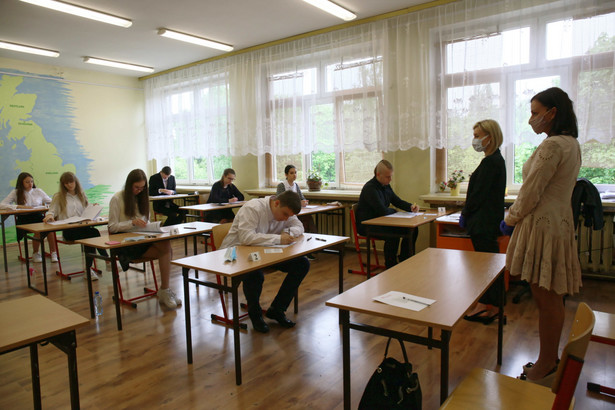 Uczniowie podczas egzaminu ósmoklasisty w Szkole Podstawowej nr 21 w Gorzowie Wielkopolskim