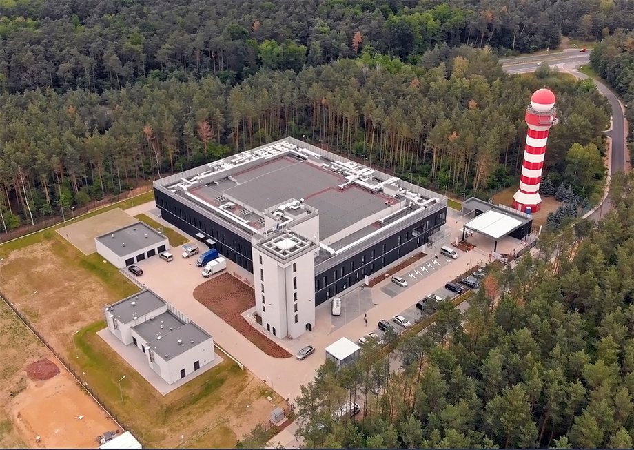 Nowy ośrodek kontroli ruchu lotniczego PAŻP w Poznaniu będzie otwierany etapami. Potrwa to dwa lata. 