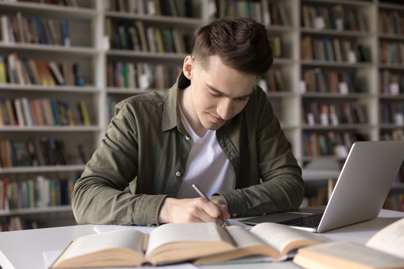 młody mężczyzna, student, uczeń, przygotowanie do egzaminu, nauka, biblioteka