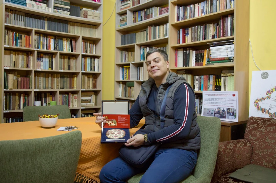 Marko u klubu-biblioteci