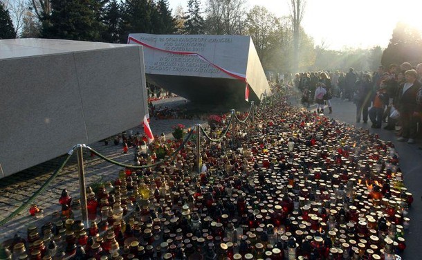 Znicze przy pomniku ofiar katastrofy smoleńskiej