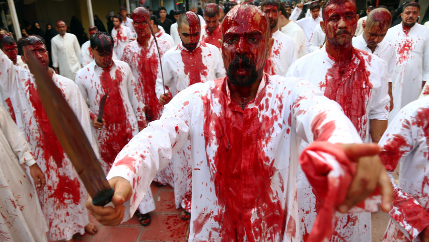 Fejüket megvágva, vérben úszva vonultak utcára egy vallási fesztivál résztvevői Bagdadban - képek