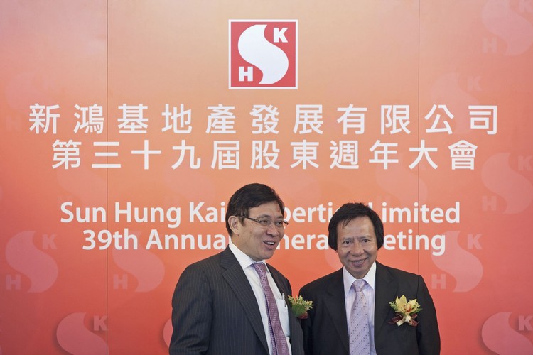 Nr 3. Rodzina Kwok: Na zdjęciu bracia Thomas (po lewej) i Raymond (po prawej), właściciele koncernu Sun Hung Kai Properties Ltd. (nieruchomości) - majątek 15,4 mld dolarów.