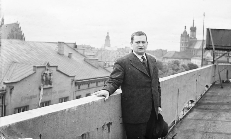 Stanisław Cat-Mackiewicz na dachu Pałacu Prasy w Krakowie, 1939 r.